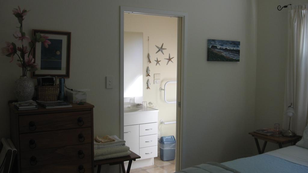 Kotuku Bed & Breakfast Уангамата Стая снимка